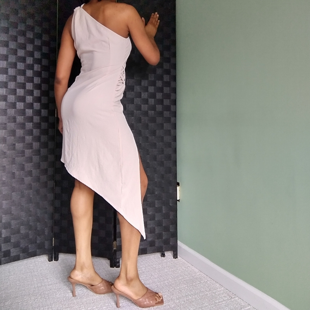 Women's cream colored high side slit one shoulder dress - Picture 4 of 15